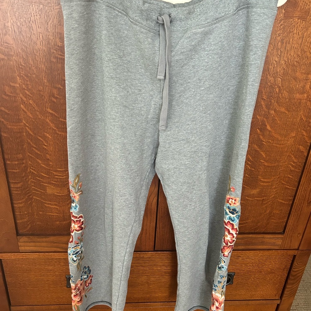 DRIFTWOOD Gray Cropped Pants with Floral Embroidery